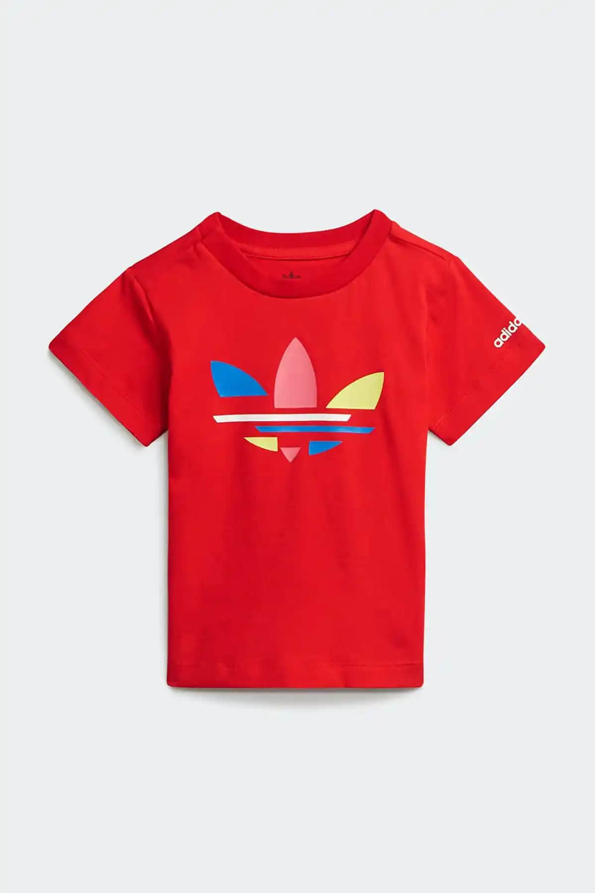 Adidas Renkli Tişörtler: Moda ve Sporun Buluştuğu Çok Yönlü Giyim Seçenekleri