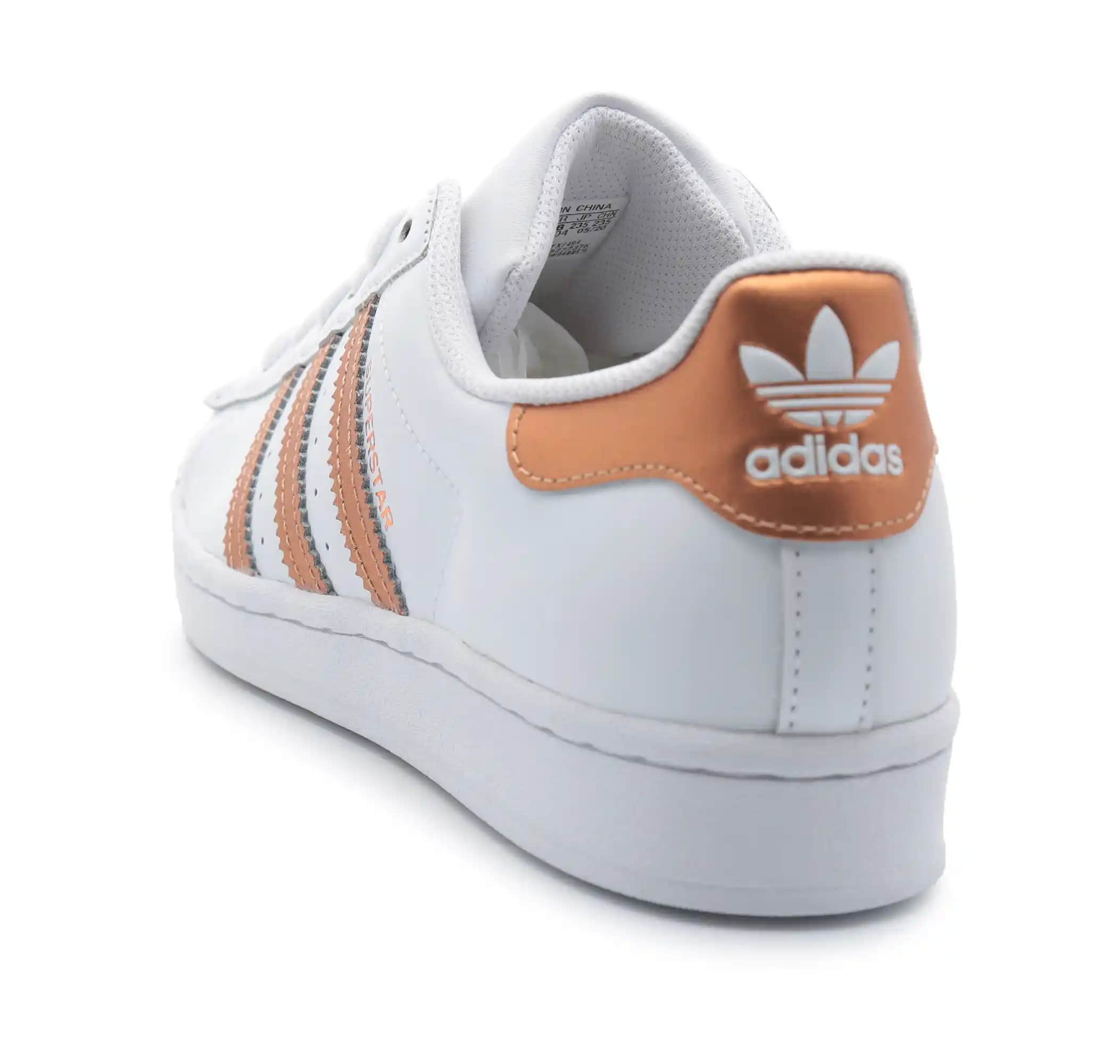 Adidas Sneakers Kadınlar İçin Moda Dünyasında Öne Çıkan Şık ve Konforlu Seçenekler