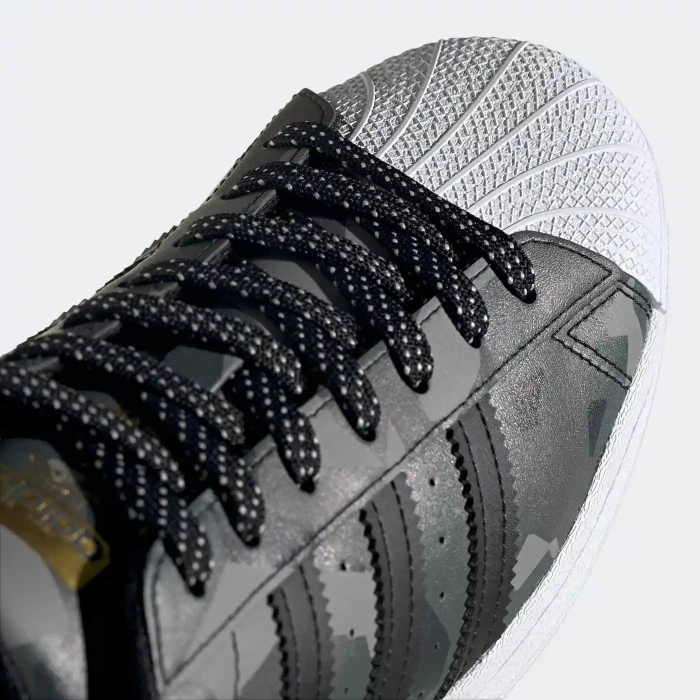 Adidas Süperstar Gri Süet: Moda Dünyasında Zamansız Bir İkon ve Stil Rehberi