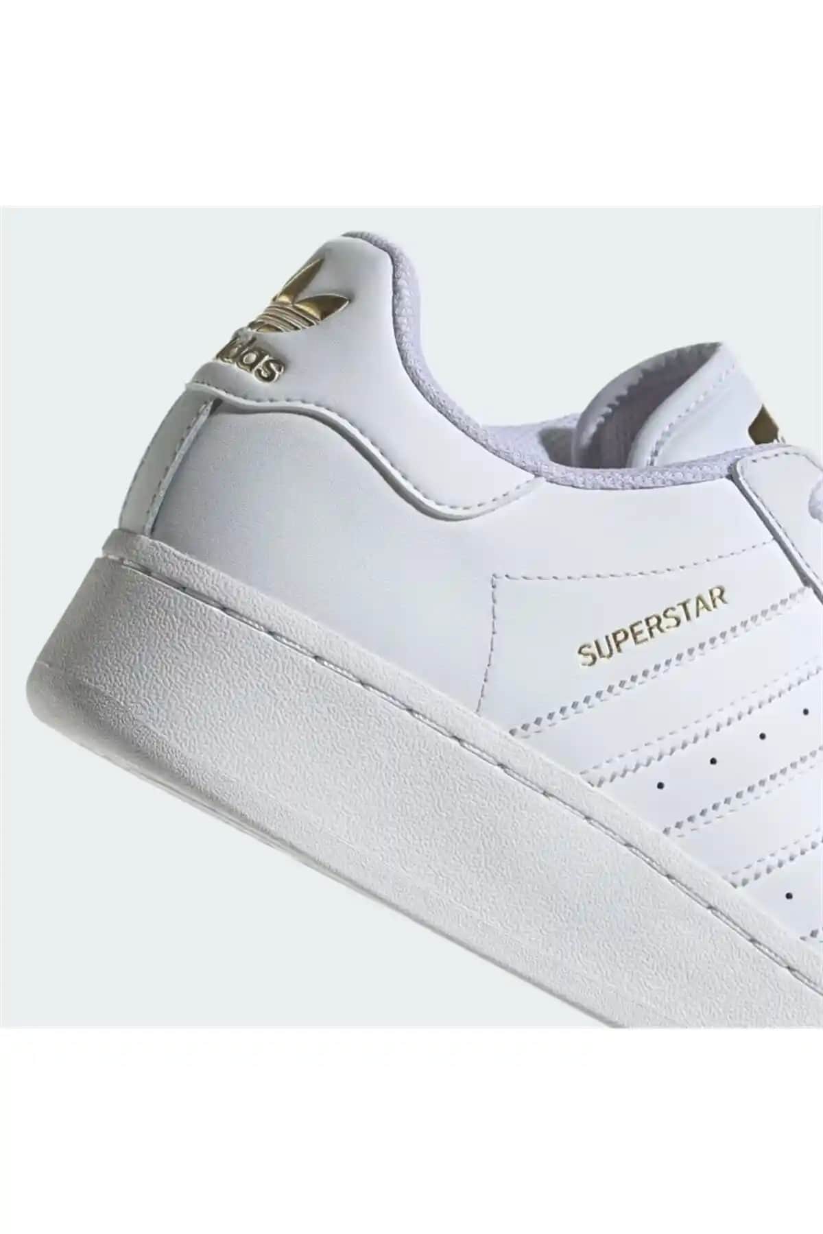 Adidas Süperstar Moda Dünyasında Efsanevi Bir Ayakkabı Olarak Kalıcı Konumunu Koruyor