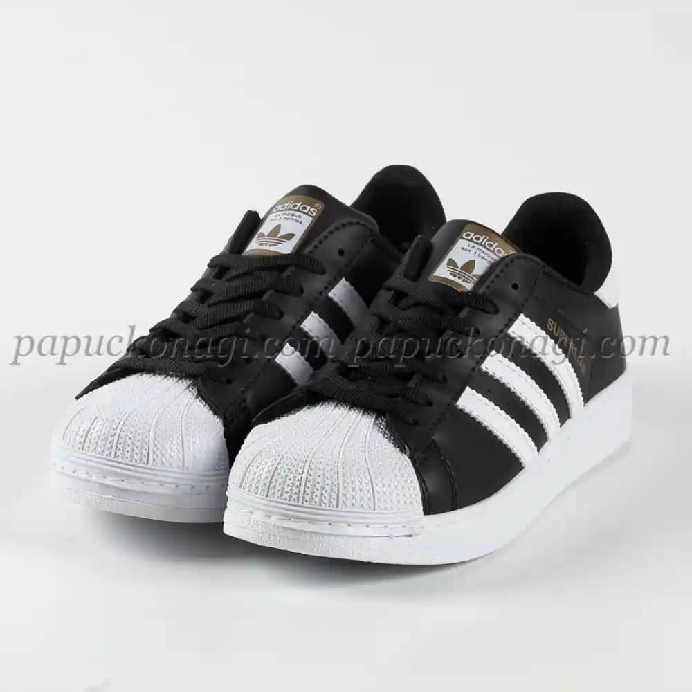 Adidas Superstar Siyah Beyaz: Moda Dünyasında Zamansız ve Çok Yönlü Bir Stil Rehberi