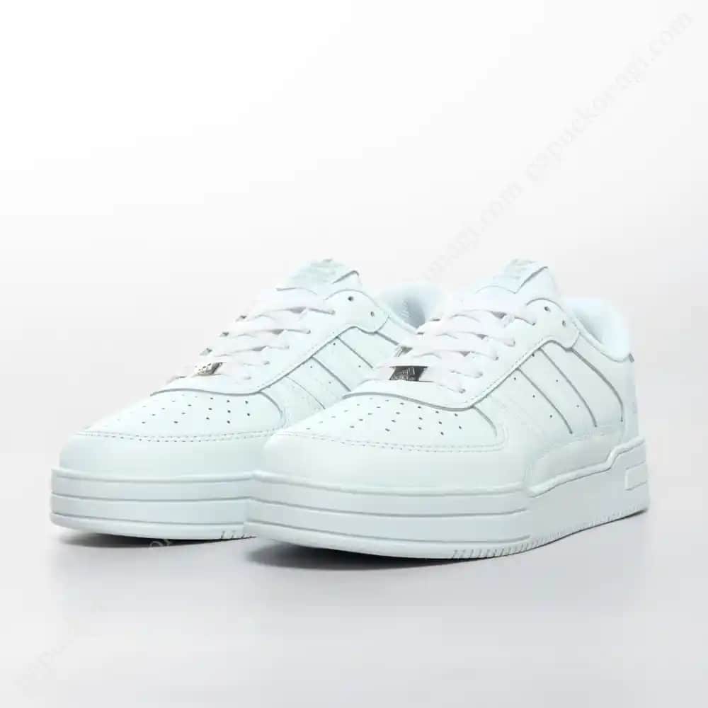 Adidas ve Beyaz Renk: Moda Dünyasında Zarafetin Sembolü ve Trendler