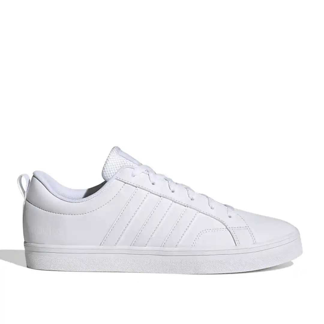 Adidas ve Pace Beyaz Erkek Spor Ayakkabısı Karşılaştırması Moda ve Kullanım Açısından