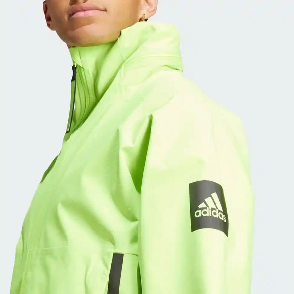 Adidas Yeşil Yağmurluklar: Sürdürülebilir Moda ve Fonksiyonellik Bir Arada