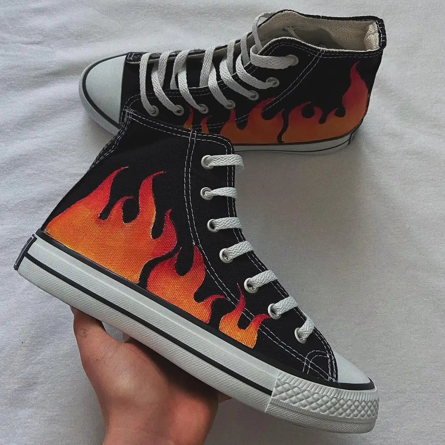Alev Desenli Converse Ayakkabılarla Tarzınızı Yansıtın ve Fark Yaratın
