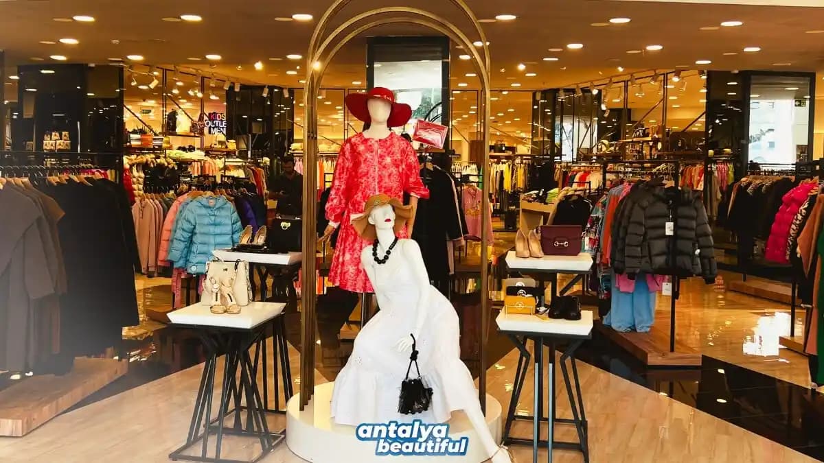 Antalya Giyim Mağazaları: Moda Trendleri, Alışveriş İpuçları ve Popüler Mağazalar