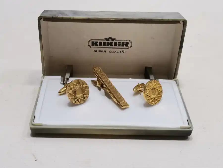 Antika Kol Düğmeleri: Moda ve Koleksiyonculukta Zamansız Şıklık ve Değerli Detaylar