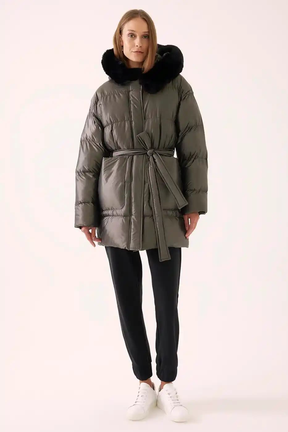 Antrasit Kadın Montları: Şıklık ve İşlevselliğin Buluştuğu Kış Modası