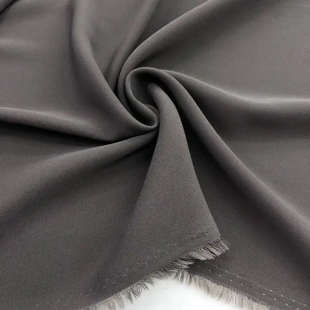 Antrasit Rengi Moda Dünyasında Zarafet ve Çok Yönlülük Sunan Klasik Tercih