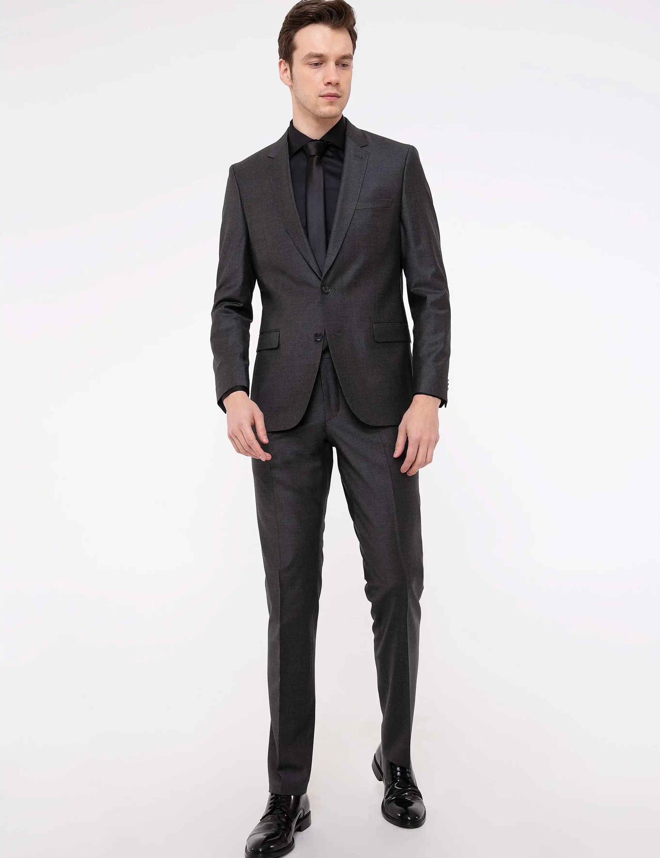 Antrasit Takım Elbise: Moda Trendleri ve Kombinasyon İpuçlarıyla Şıklık Yaratın