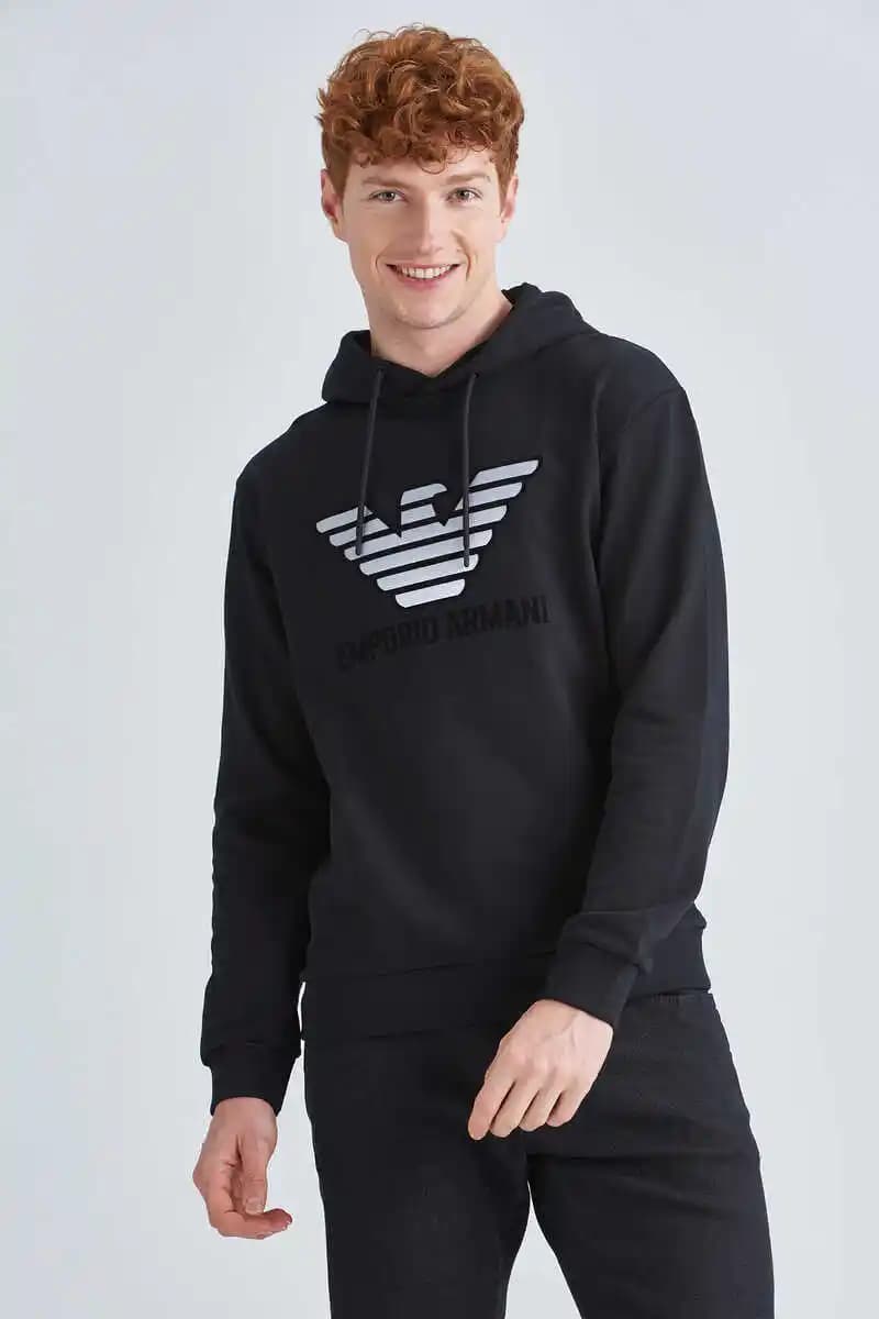 Armani Erkek Sweatshirt Koleksiyonu: Şıklık ve Konforun Modern Buluşması