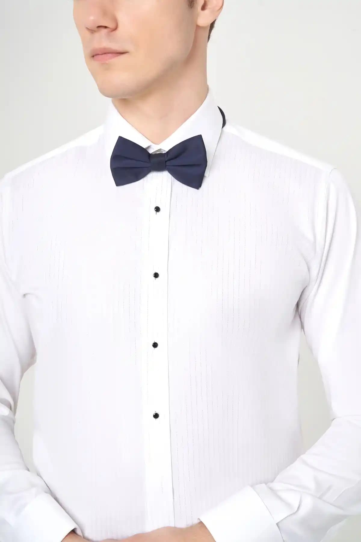 Ata Yaka Beyaz Gömlek: Her Tarza Uygun Zamansız Moda Parçası