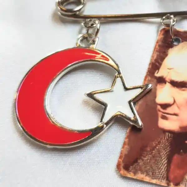 Atatürk Broşları: Moda Dünyasında Anlam ve Stil Sembolü Analizi