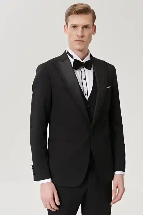 Ayyıl<dı>z Damatlıklar: Geleneksel Motiflerle Modern Düğün Şıklığı