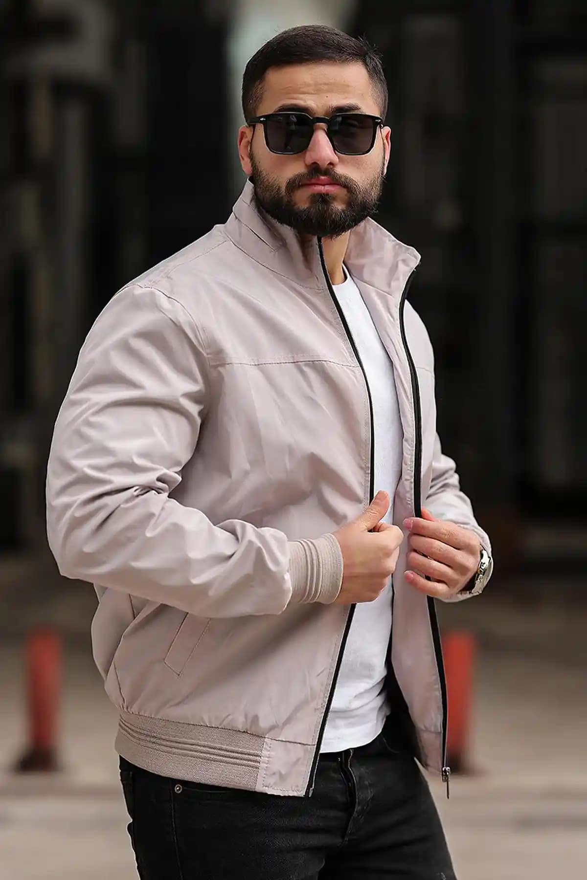 Baharlık Montlar: İlkbahar ve Yaz Aylarında Şıklık ve Konforun Anahtarı