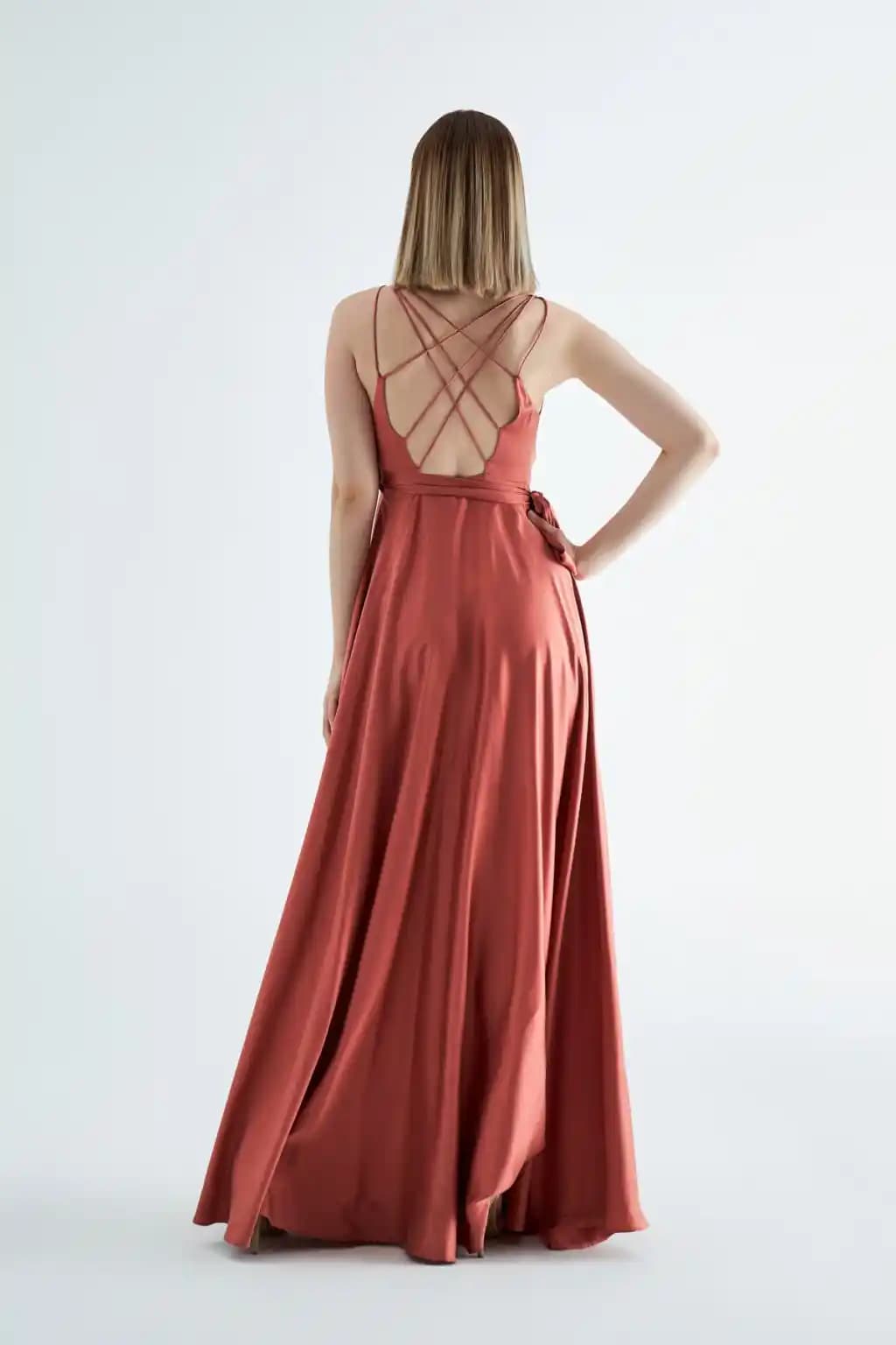 Bakır Rengi Elbise Modada Sıcak ve Özgün Bir Seçenek Olarak Güncel Trendler