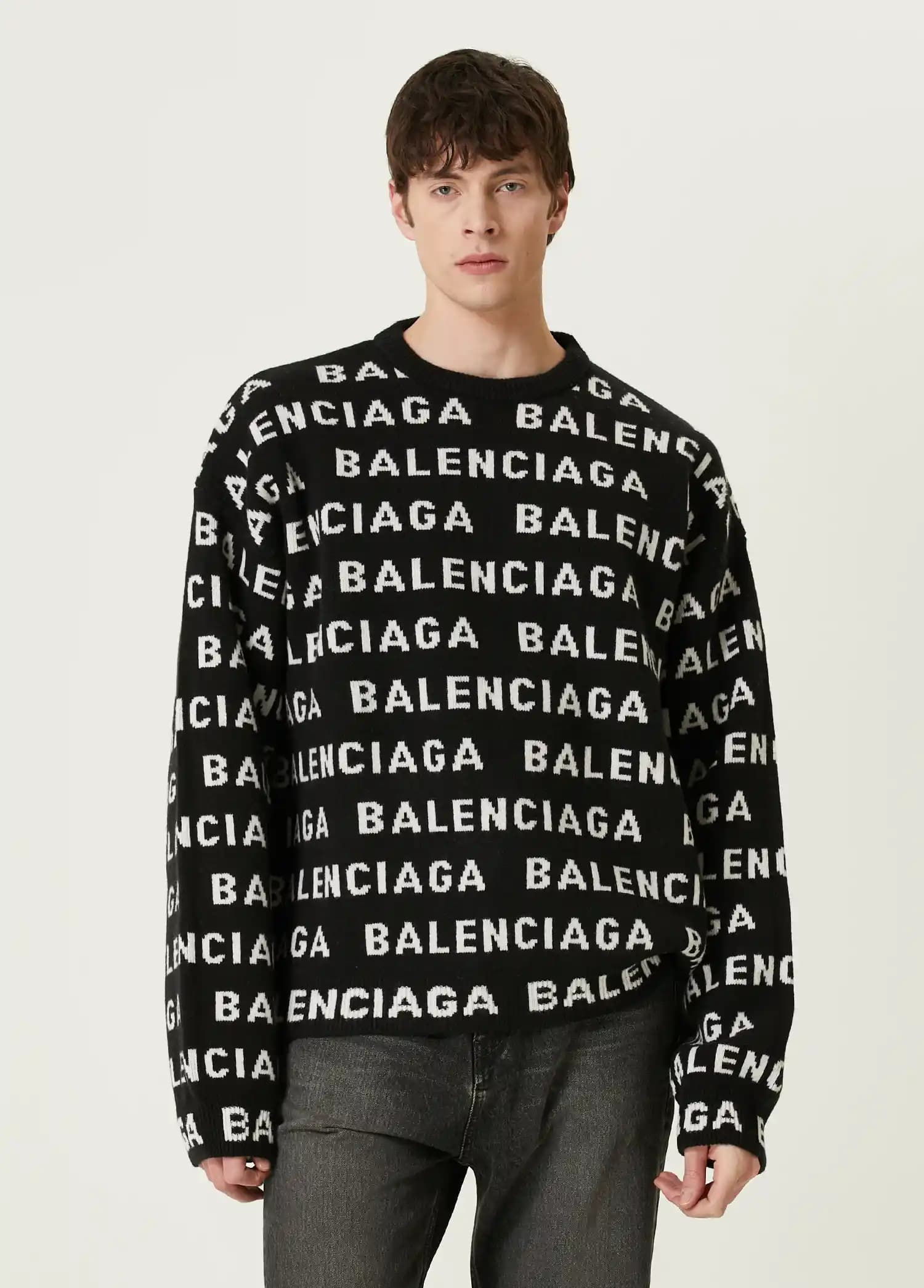 Balenciaga Erkek Kazakları: Moda Dünyasında Şıklık ve Yenilikçi Tasarımlar