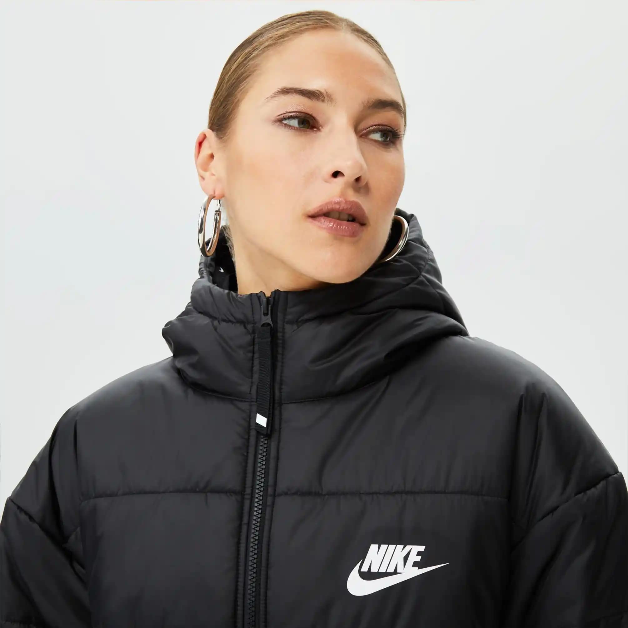 Bayan Nike Montlar: Moda ve Fonksiyonelliğin Şıklıkla Buluştuğu Koleksiyon