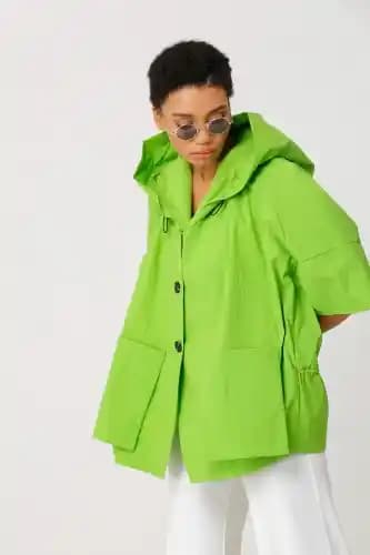 Bayan Yağmurluk Modelleri: Şıklık ve Fonksiyonellik Sunan Güncel Trendler ve Seçim İpuçları