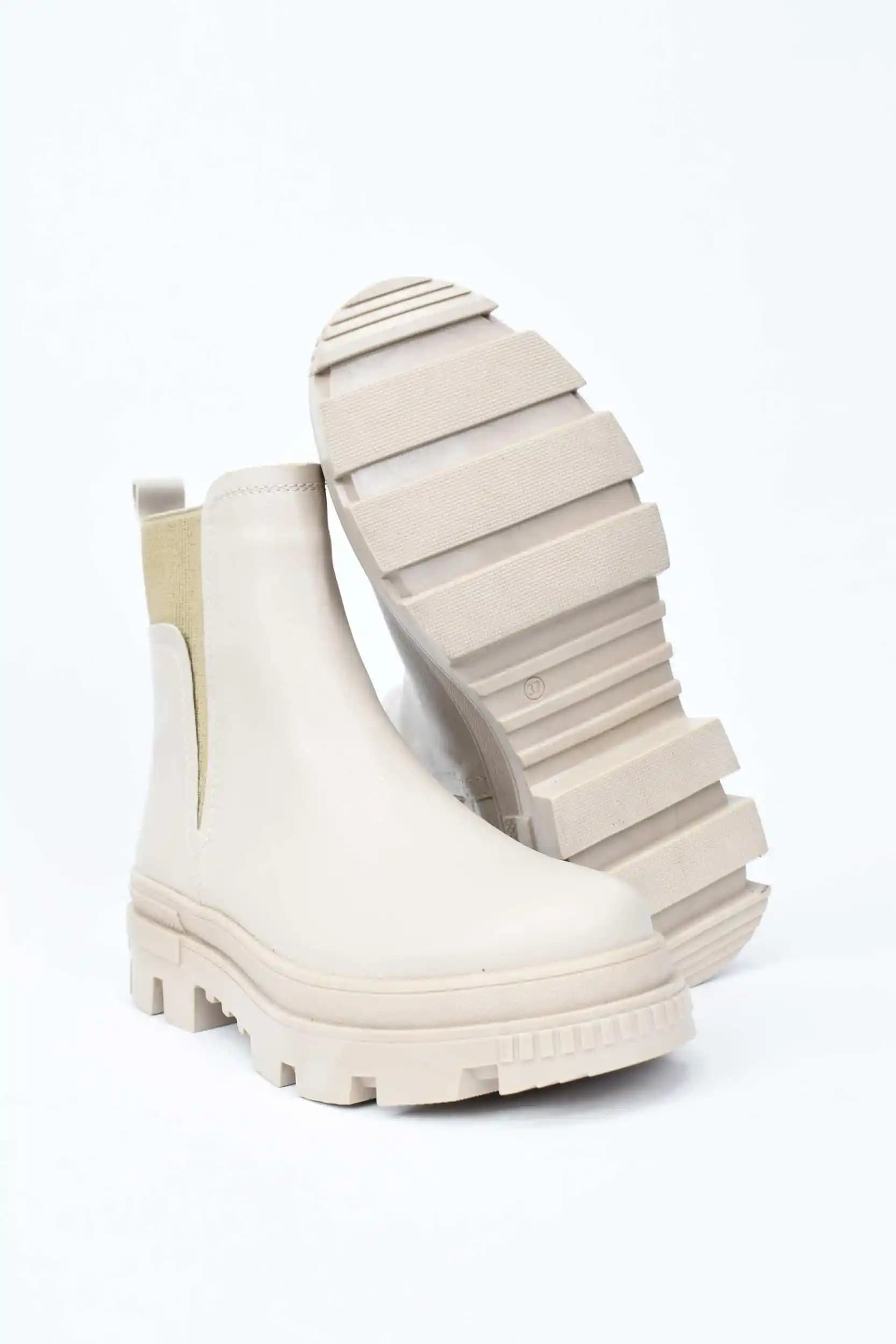 Bej Chelsea Botlar Moda Dünyasında Şıklık ve Fonksiyonelliğin Buluşması