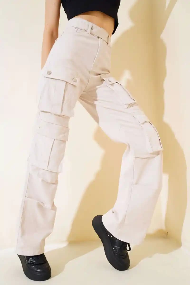 Bej Gabardin Pantolon: Moda ve Konforun Birleştiği Çok Yönlü Giyim Parçası
