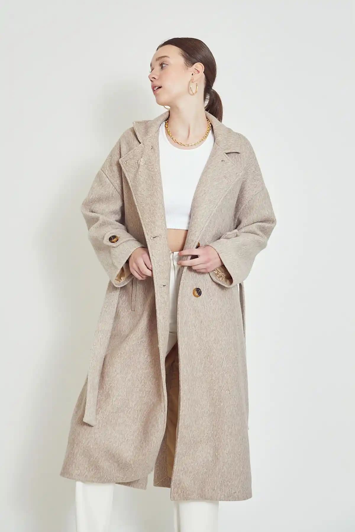 Bej Kaşe Kaban: Kış Modasında Şıklık ve Fonksiyonellik Sağlayan Klasik Parça