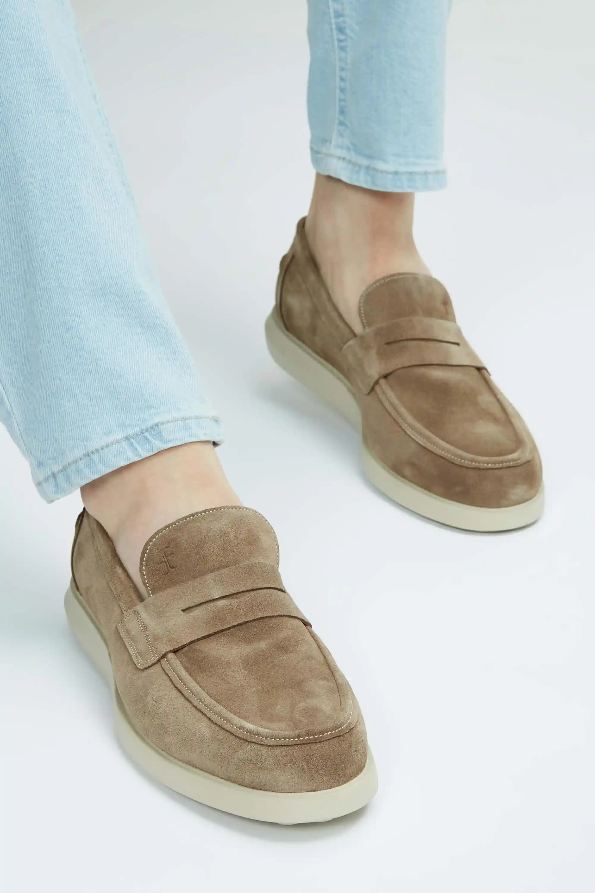 Bej Loafer Modasında Zamansız Şıklık ve Çok Yönlü Kombinasyon İpuçları