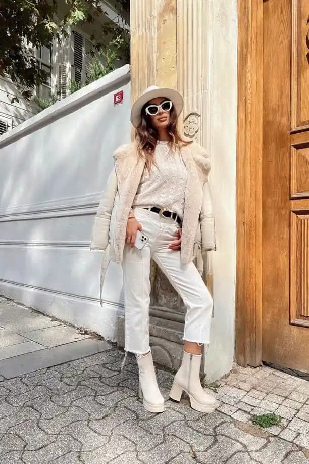 Bej Rengi Bot Kombinleri: Günlük ve Resmi Şıklık İçin Stil Rehberi