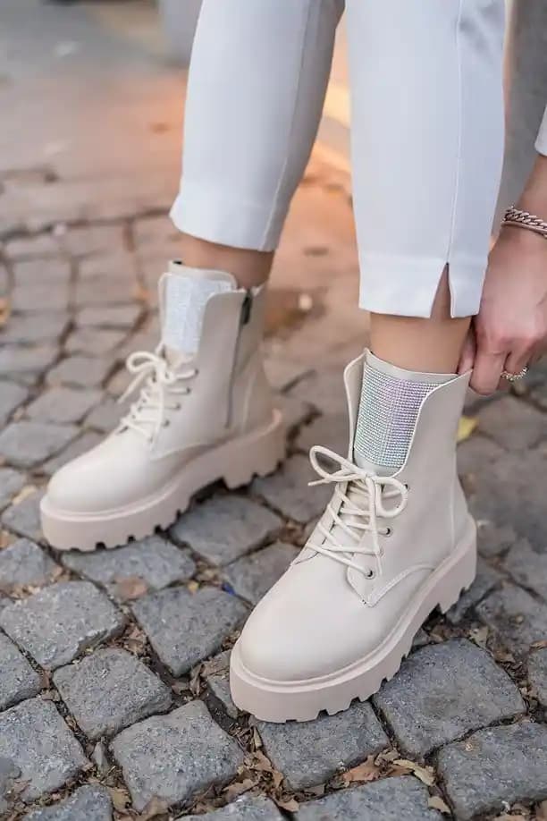 Bej Rengi Botlar: Zamansız Şıklık ve Çok Yönlülüğün Moda Tercihi