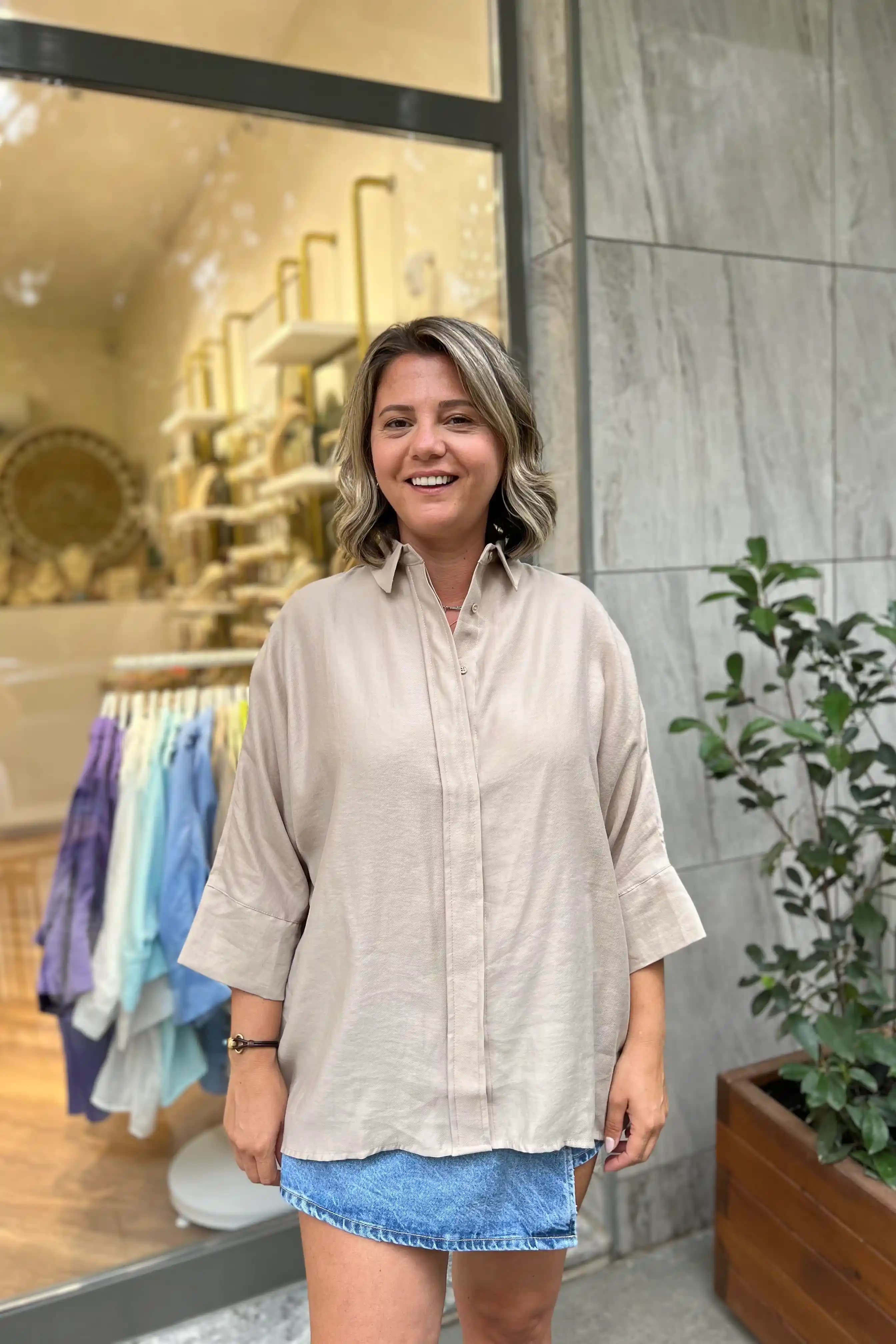Bej Rengi Gömlekler: Moda Dünyasında Zamansız Şıklığın Anahtarı ve Kombin İpuçları