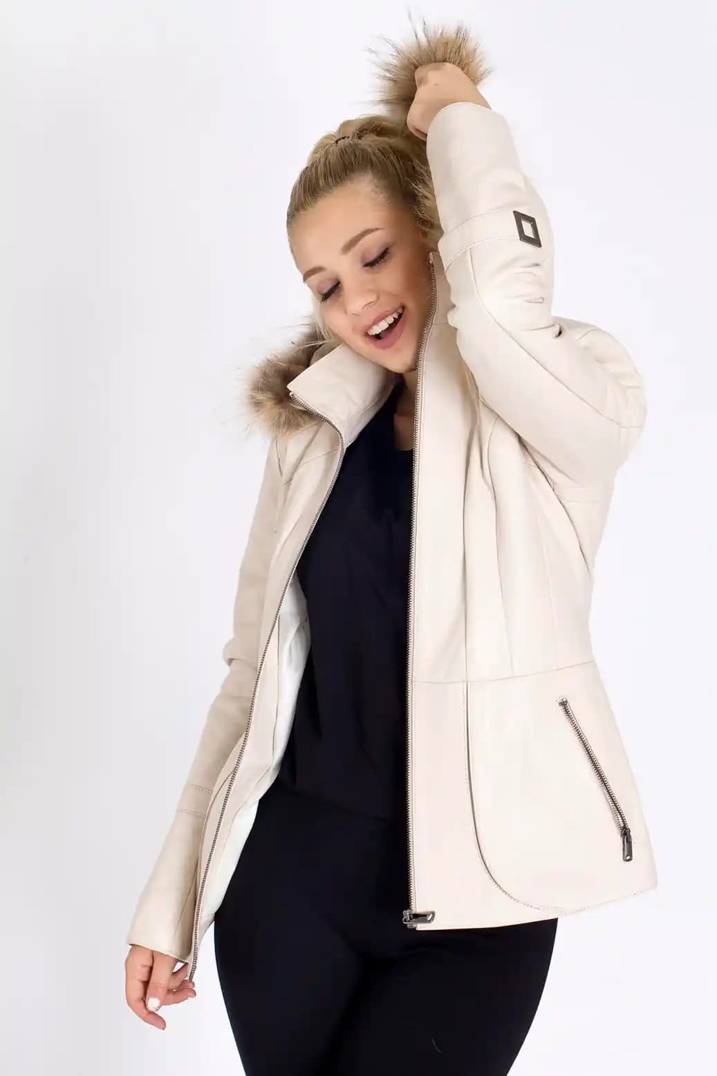 Bej Rengi Montlar: Moda ve Fonksiyonellik Bir Arada Günlük ve Resmi Kullanım İçin