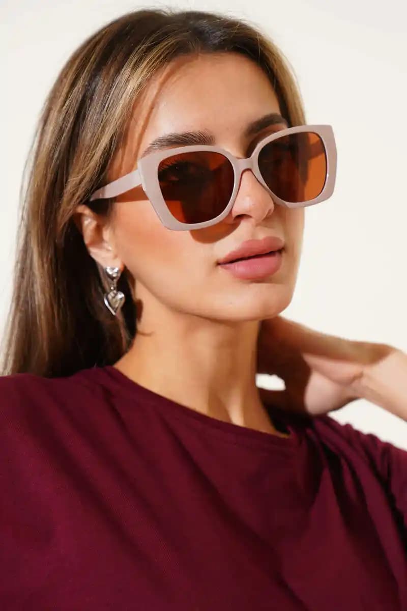 Bej Renkli Güneş Gözlükleri Moda ve Fonksiyonelliğin Şıklıkla Buluşması