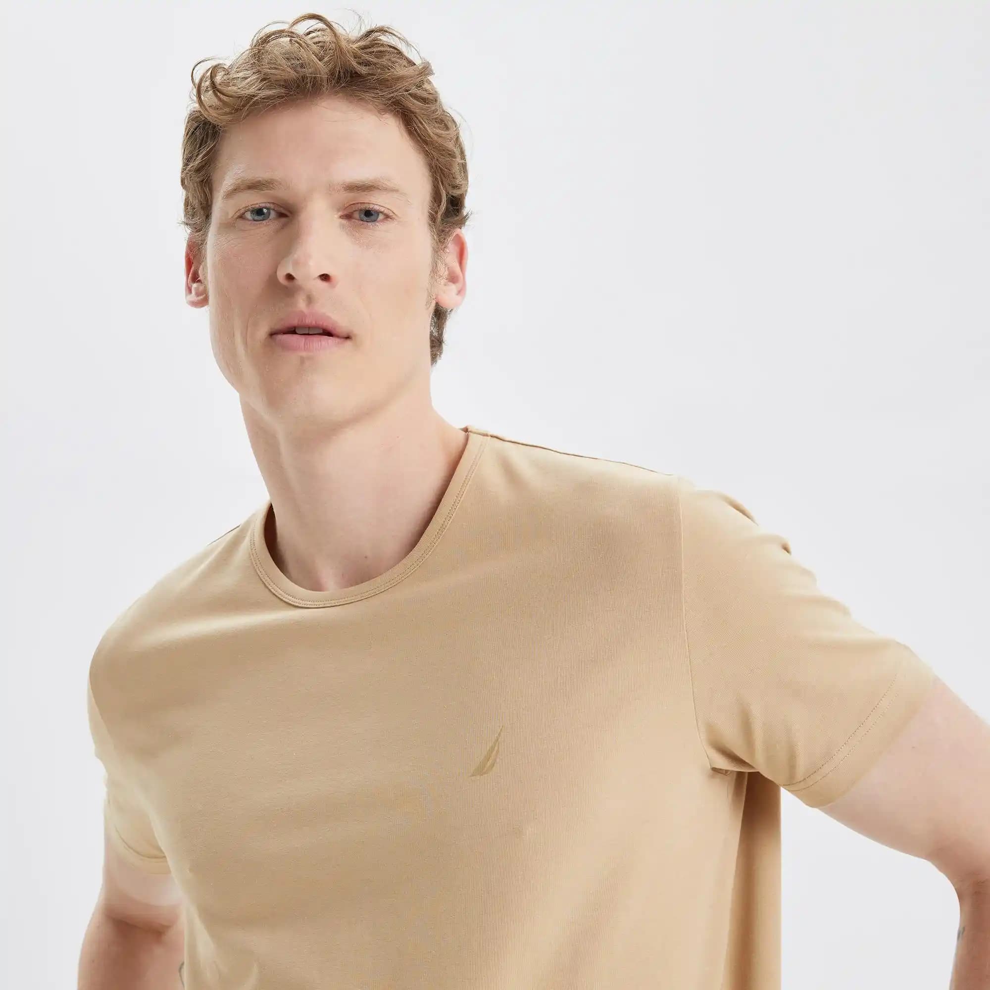 Bej T-shirt: Moda Dünyasında Zarafet ve Çok Yönlülük Sunan Temel Parça