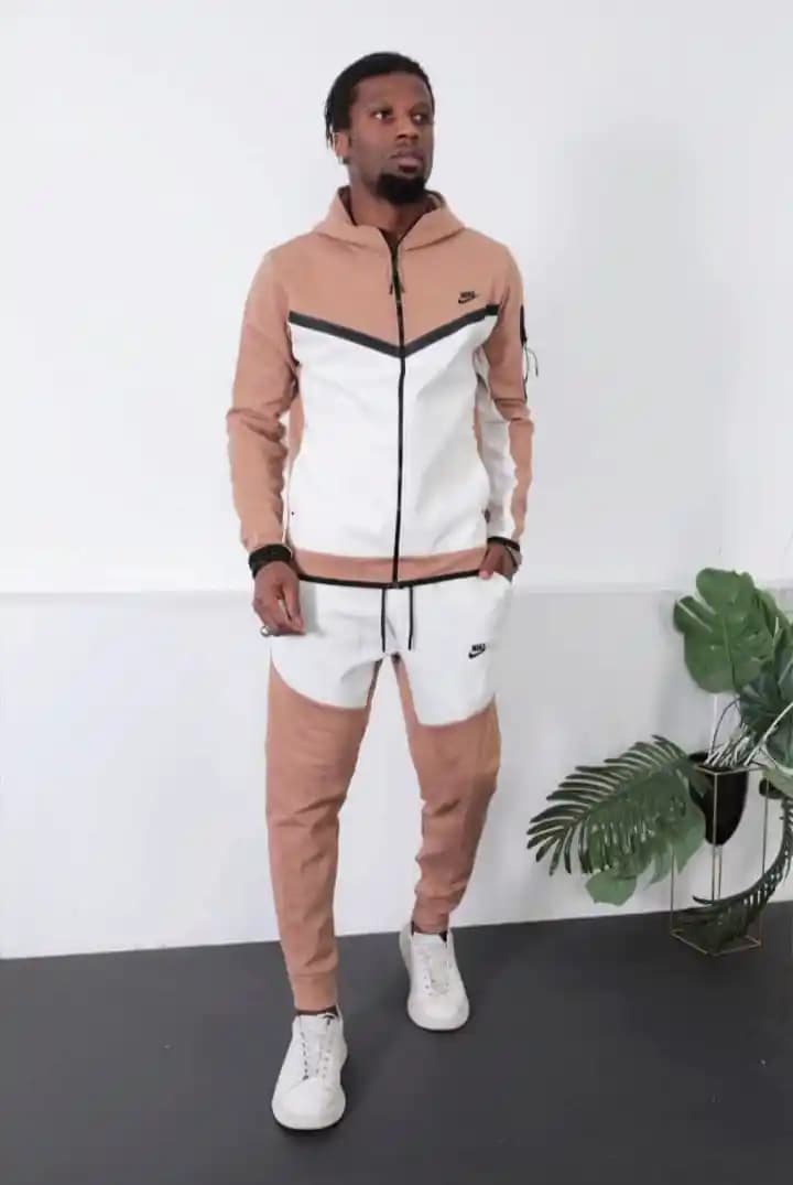 Bej Tech Fleece ile Modern ve Konforlu Moda Trendleri ve Stil İpuçları