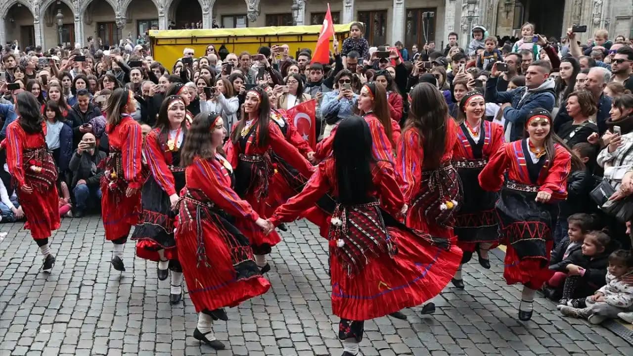 Belçika Kıyafetleri: Geleneksel Motifler ve Modern Tasarımlarla Moda Dünyasında Öne Çıkıyor