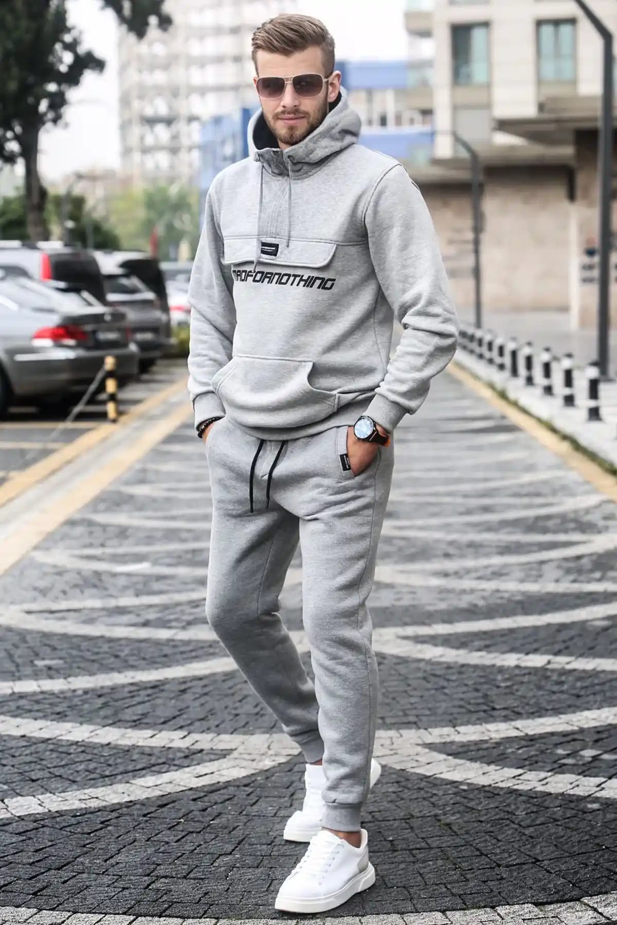 Belli Gri Eşofman Giyen Erkekler İçin Moda ve Stil Rehberi