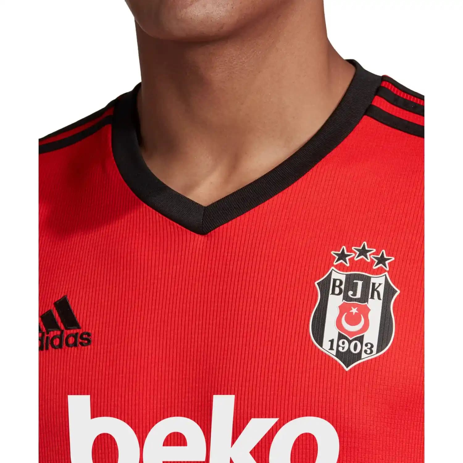 Beşiktaş 20-21 Sezonu Forması: Spor ve Moda Entegrasyonunun Detayları ve Tasarım Özellikleri