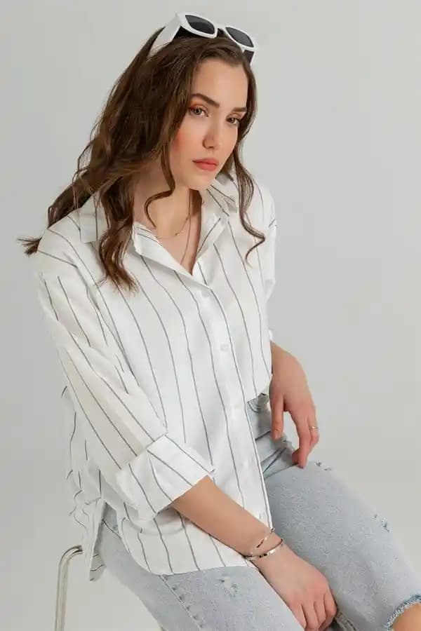 Beyaz Çizgili Gömleklerin Moda Dünyasındaki Yeri ve Stil İpuçları