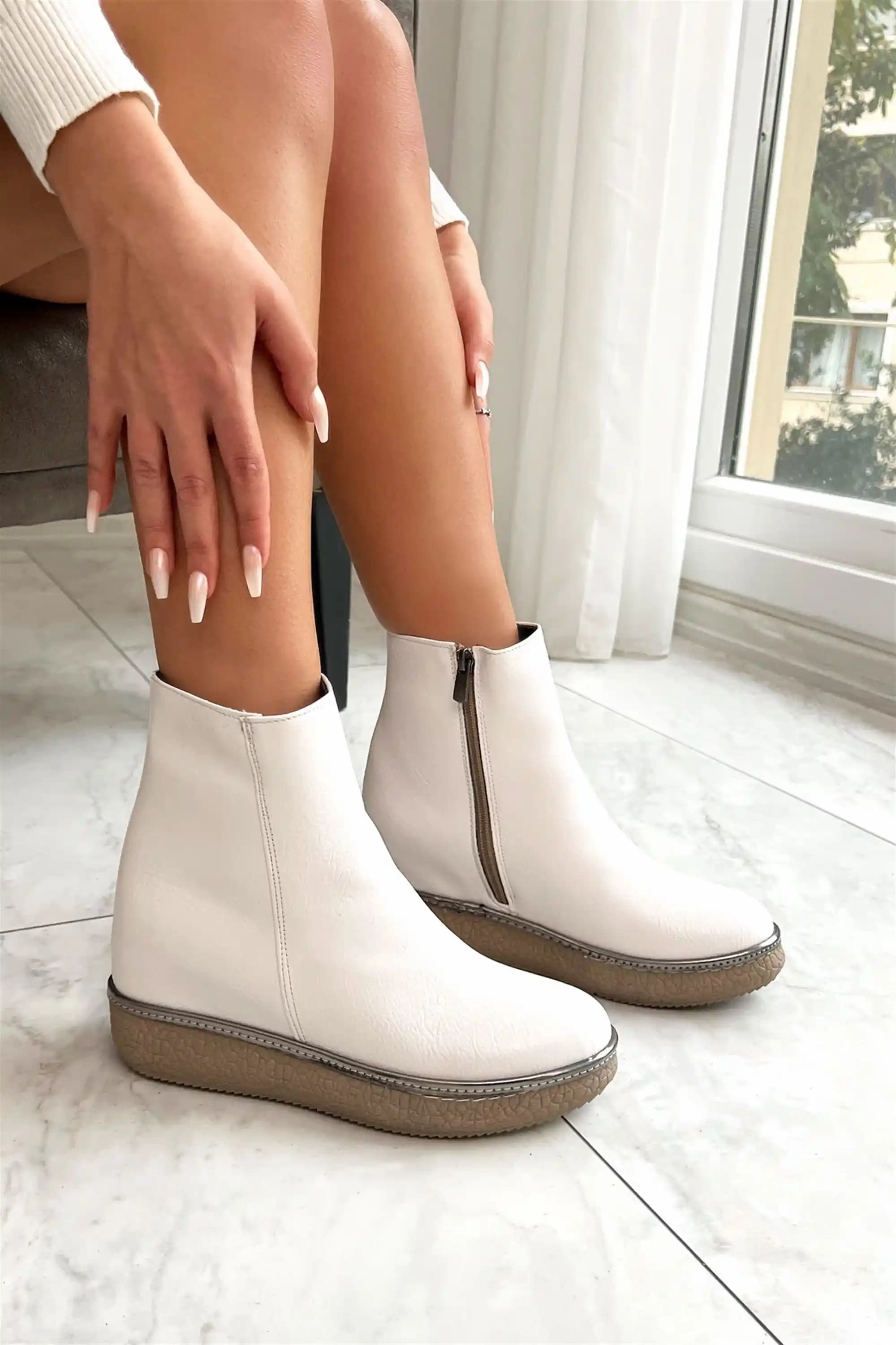 Beyaz Deri Botların Moda Dünyasındaki Yeri ve Kombinasyon Önerileri