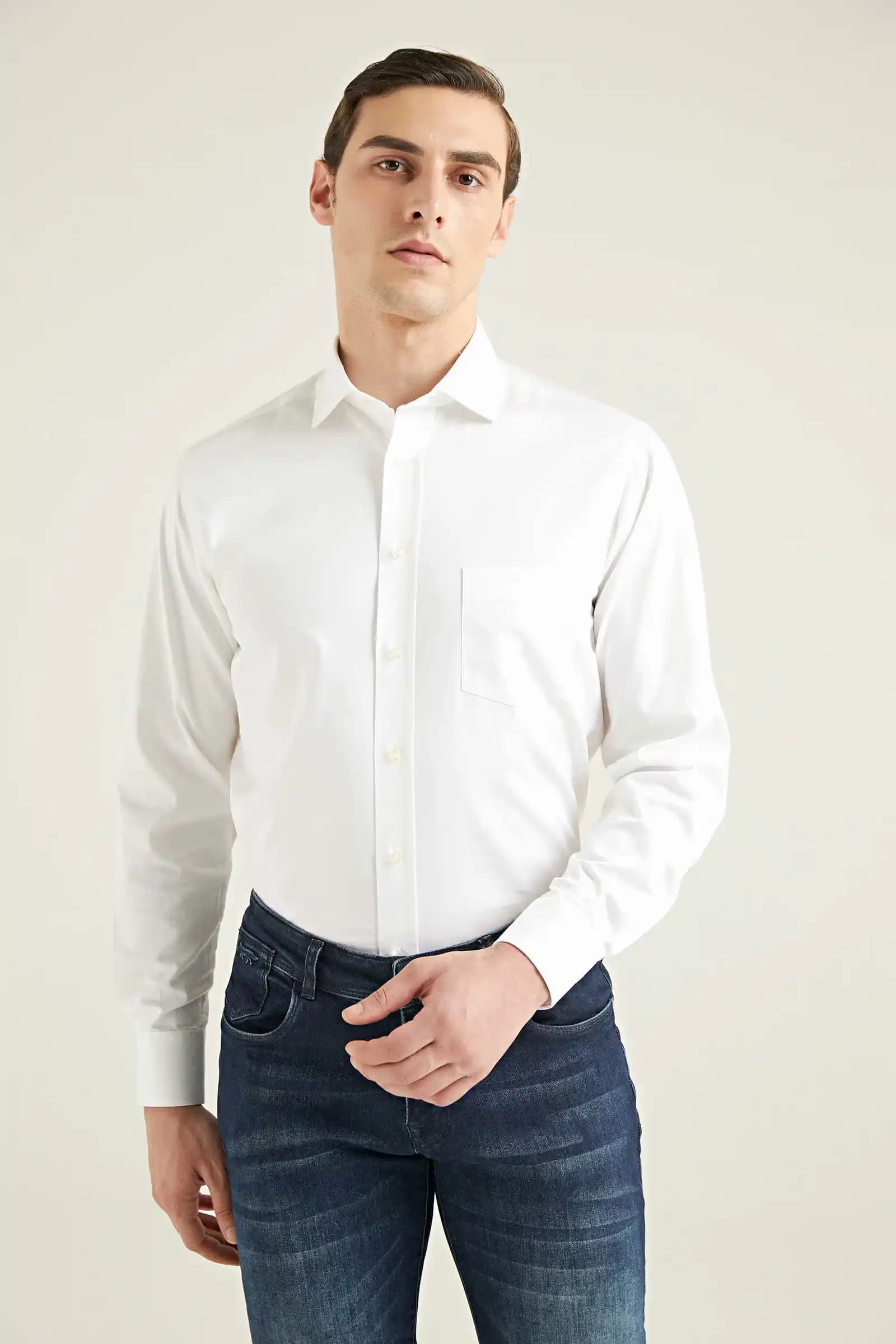 Beyaz Düz Gömlek: Moda Dünyasında Zamansız ve Çok Yönlü Bir Parça