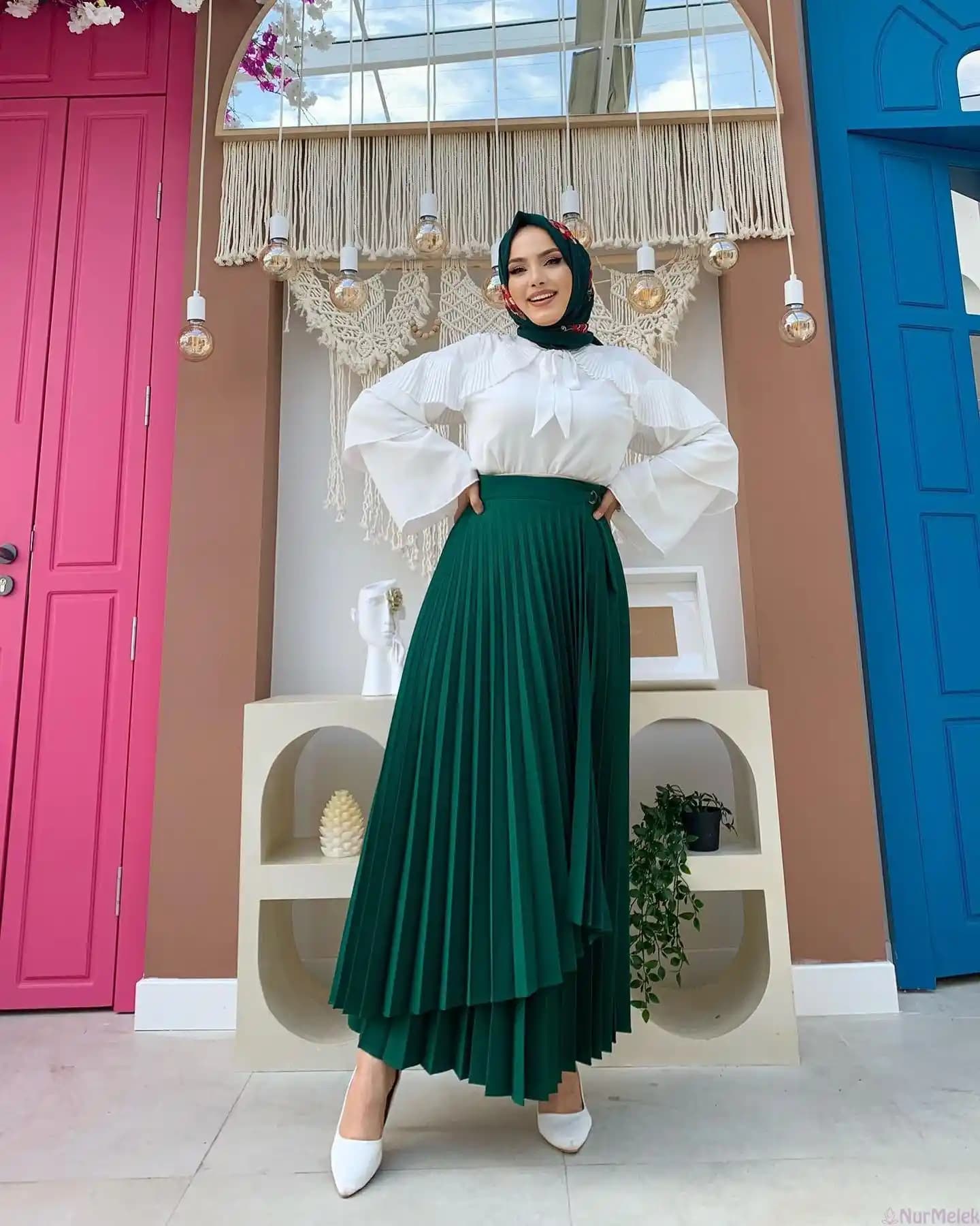 Beyaz Gömlek ve Etek Kombinleri: Güncel Moda Trendleri ve Stil İpuçları