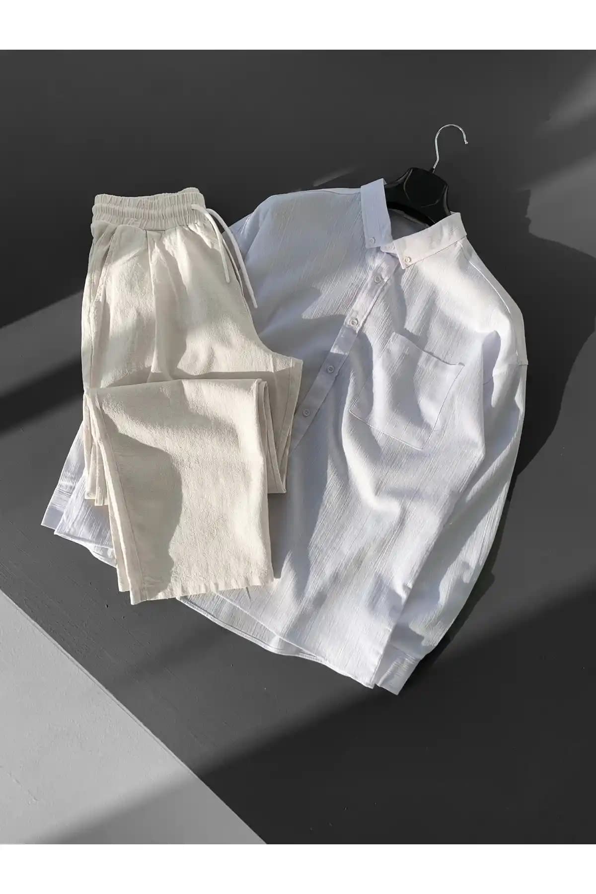 Beyaz Gömlek ve Krem Pantolon Kombinasyonu: Moda Dünyasında Zarif ve Çok Yönlü Bir Tercih