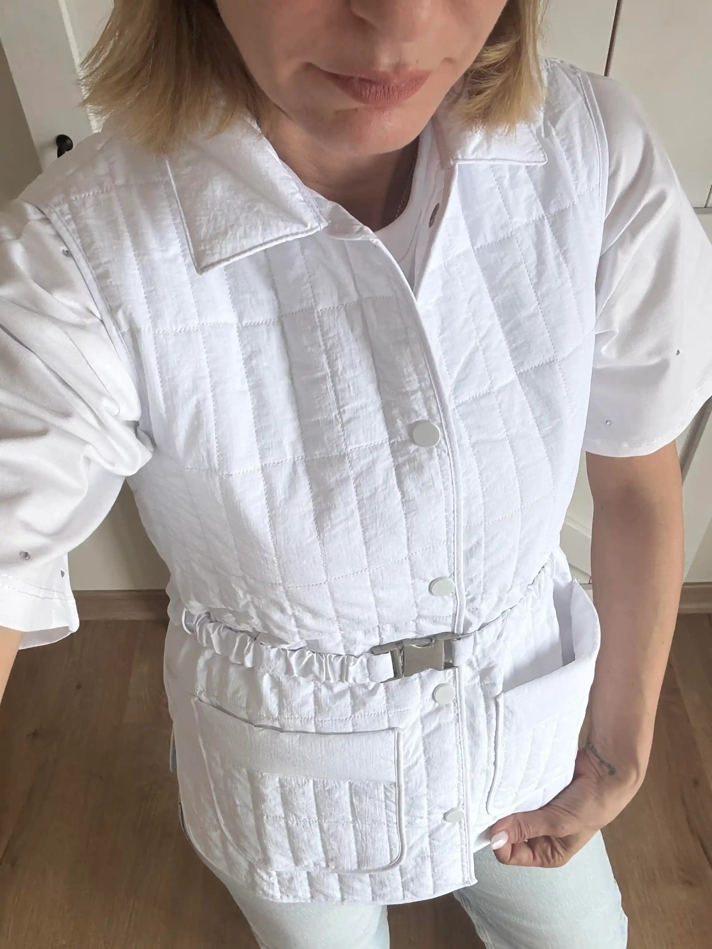 Beyaz Kapitone Yelek: Zamansız Şıklık ve Modern Moda Trendleri