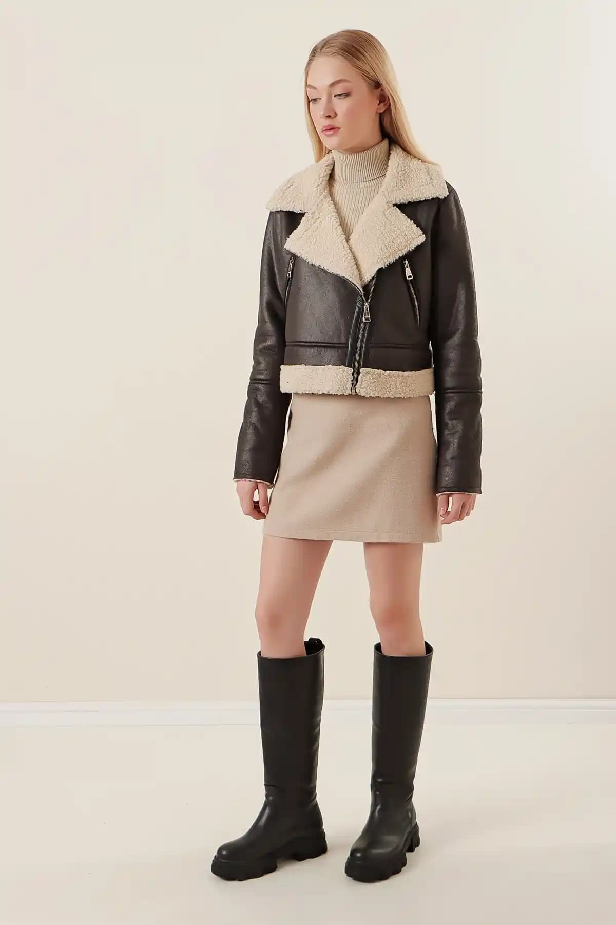 Beyaz Kürklü Deri Ceketlerin Moda Dünyasındaki Yeri ve Kombinasyon Önerileri