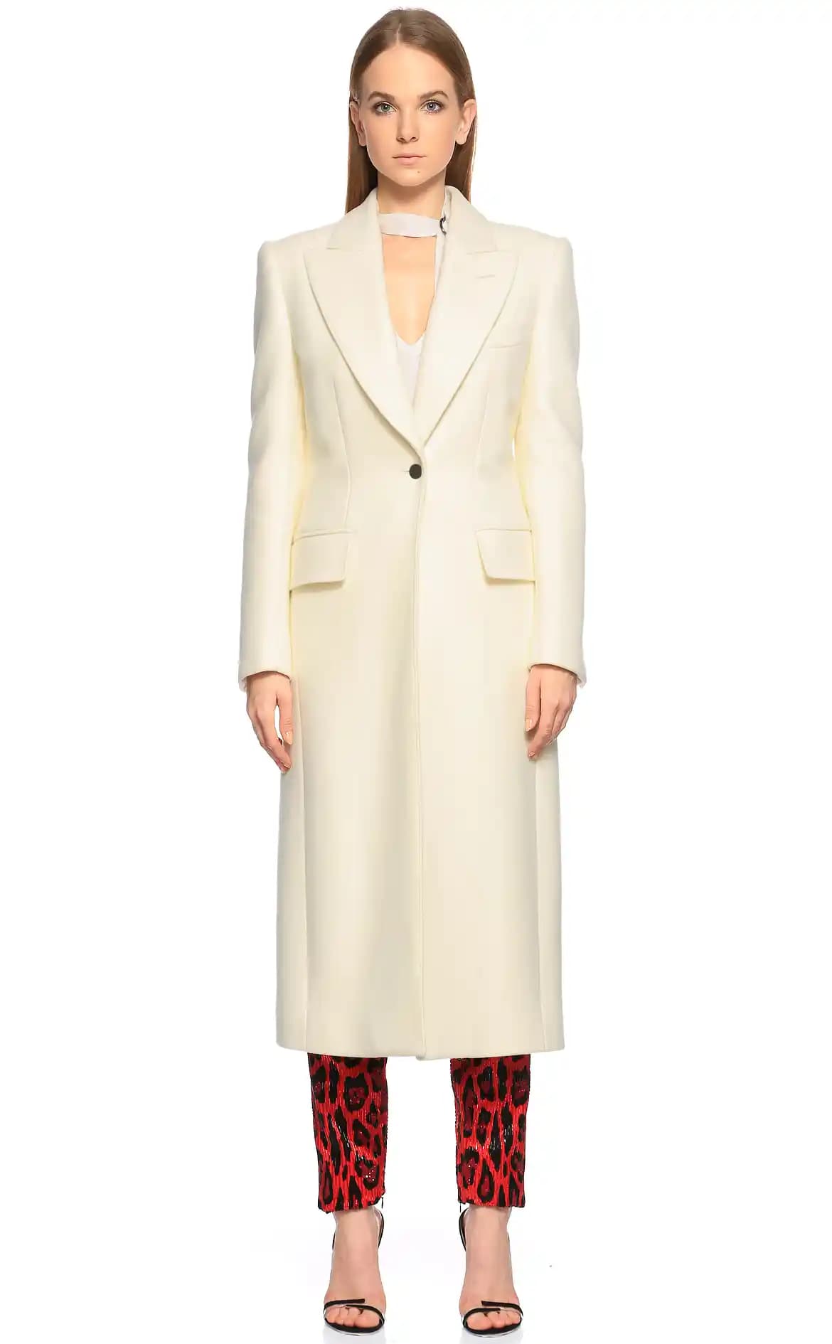 Beyaz Palto Modasında Zamansız Şıklık ve Güncel Trendler Analizi