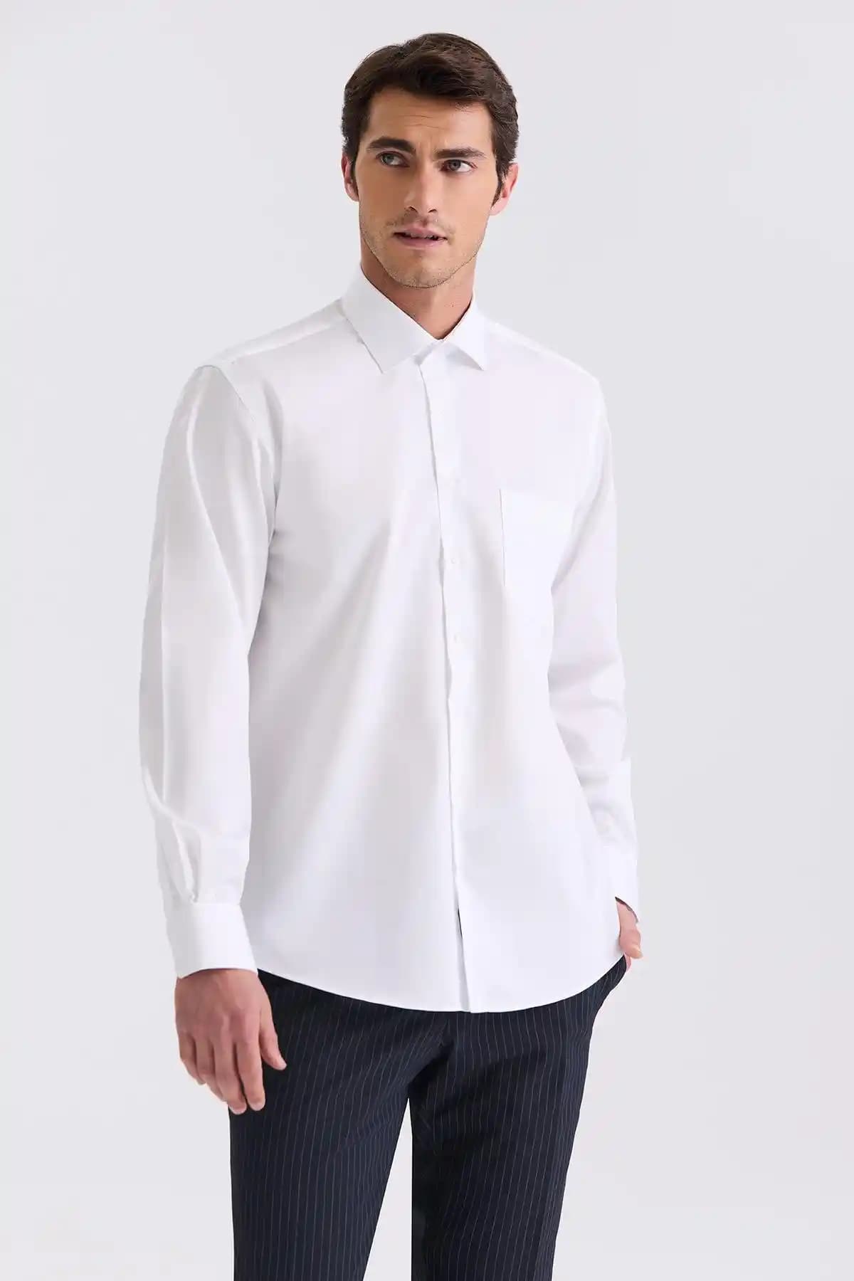 Beyaz Pamuk Gömlek: Moda Dünyasında Zamansız Şıklık ve Stil İpuçları