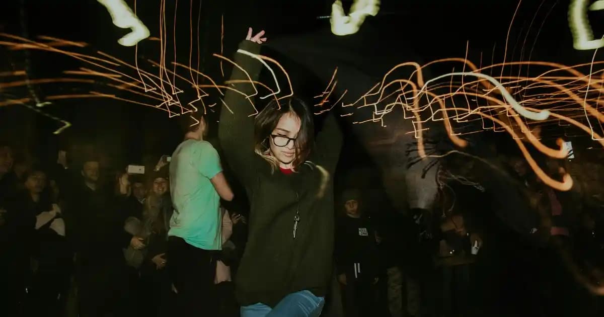 Beyaz Peluş Kumaşın Özellikleri ve Moda Dünyasındaki Yeri Hakkında Detaylı Bilgi