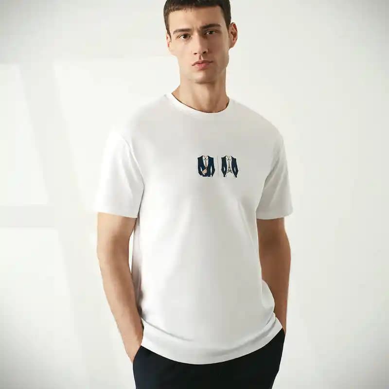 Beyaz Tişört ve Takım Elbise Kombinasyonlarıyla Şıklık ve Rahatlık Yakalayın