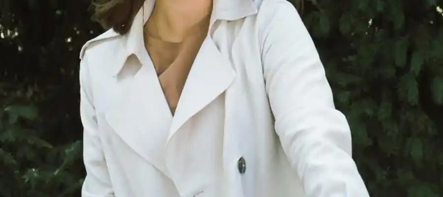 Beyaz Trençkot Kombinleri: Şıklık ve Zarafetin Zamansız Parçası Rehberi