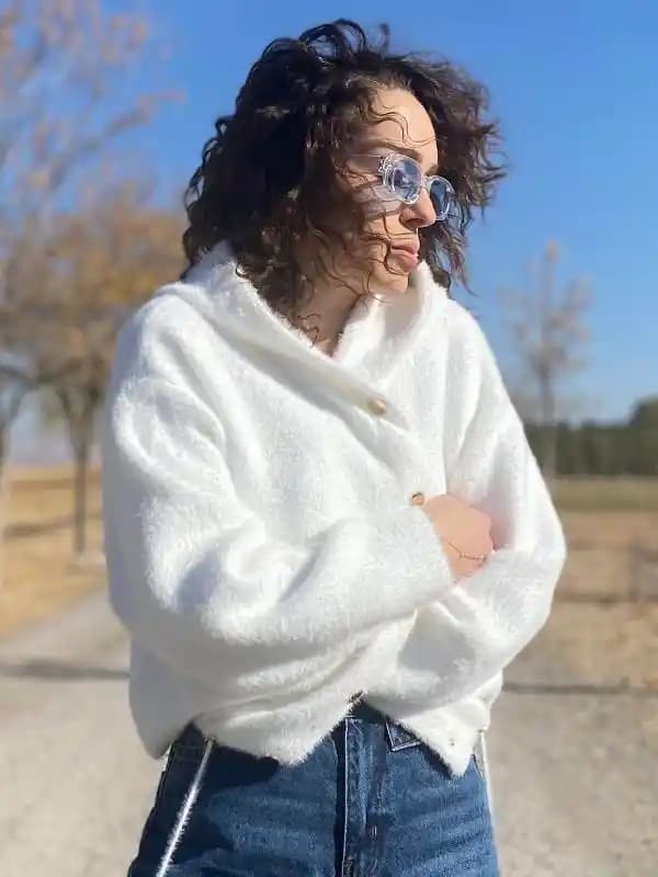 Beyaz Tüylü Hırka Modasında Güncel Trendler ve Kombin İpuçları